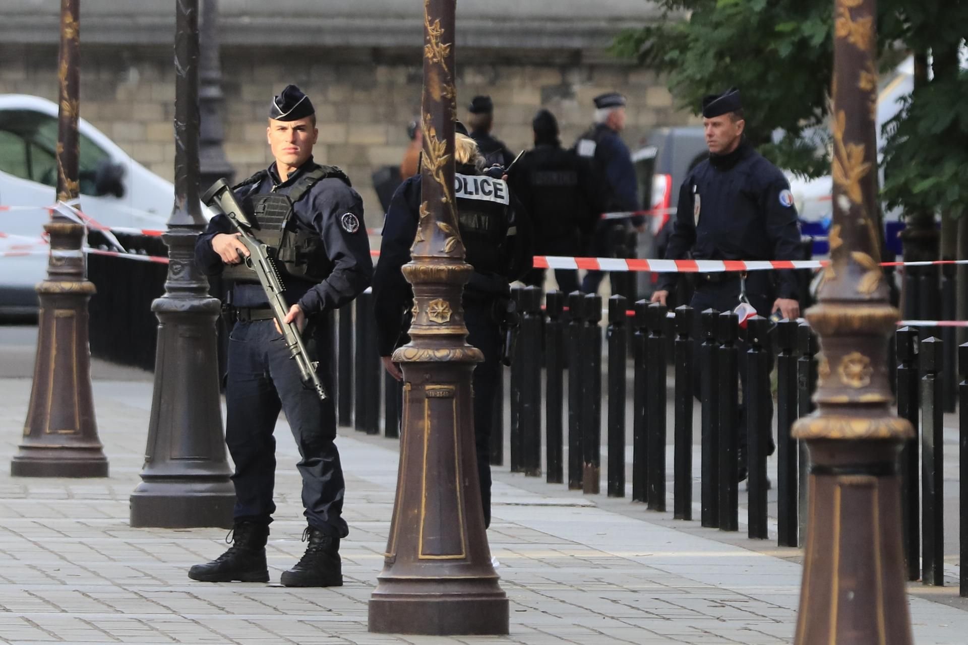 Polizeibeamte stehen nach der Messerattacke in der Nähe der Pariser Polizeipräfektur Wache.