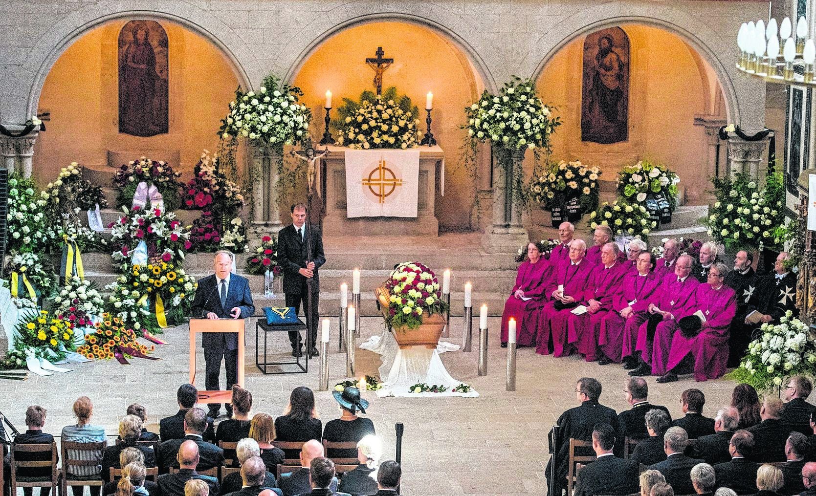 Rund 700 Gäste verfolgen die Trauerfeier für den am vergangenen Dienstag verstorbenen Curt Becker im Naumburger Dom. Sachsen-Anhalts Ministerpräsident Reiner Haseloff (am Rednerpult) würdigt ihn als einen Kommunalpolitiker der ersten Stunde.