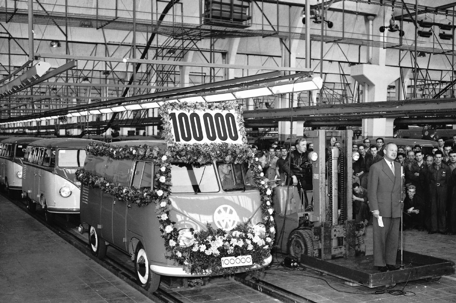 Bereits 1954 lief in Wolfsburg der 100.000ste Volkswagen-Transporter vom Band.