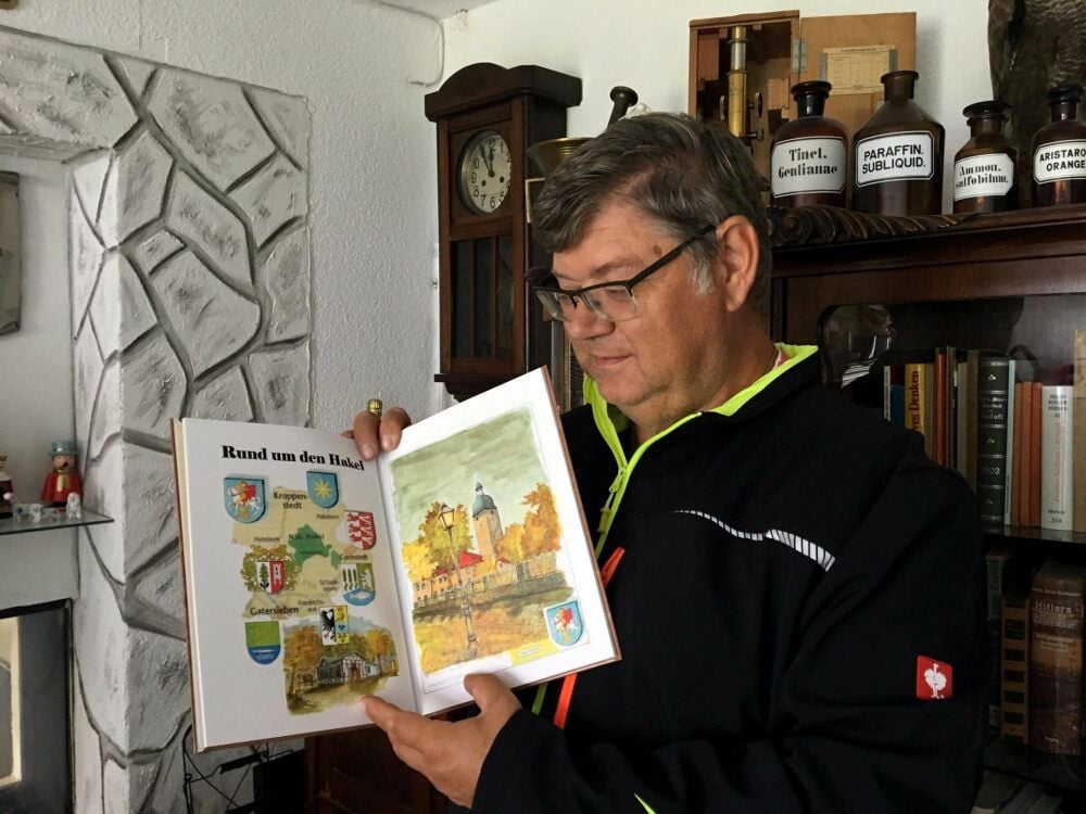 Harald Albrecht präsentiert das neue Buch über den Hakel, das er mit Dietrich Genau geschaffen hat.