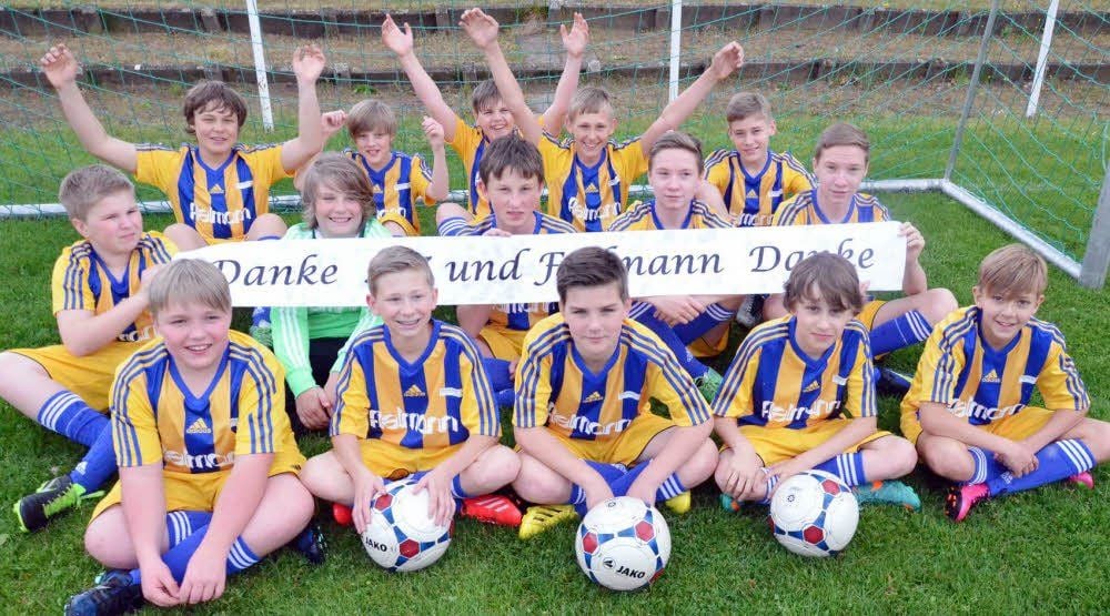 Die Coswiger D-Jugend-Fußballer gehören zu den bisher 30 Gewinnern der Trikotaktion von MZ und Fielmann.