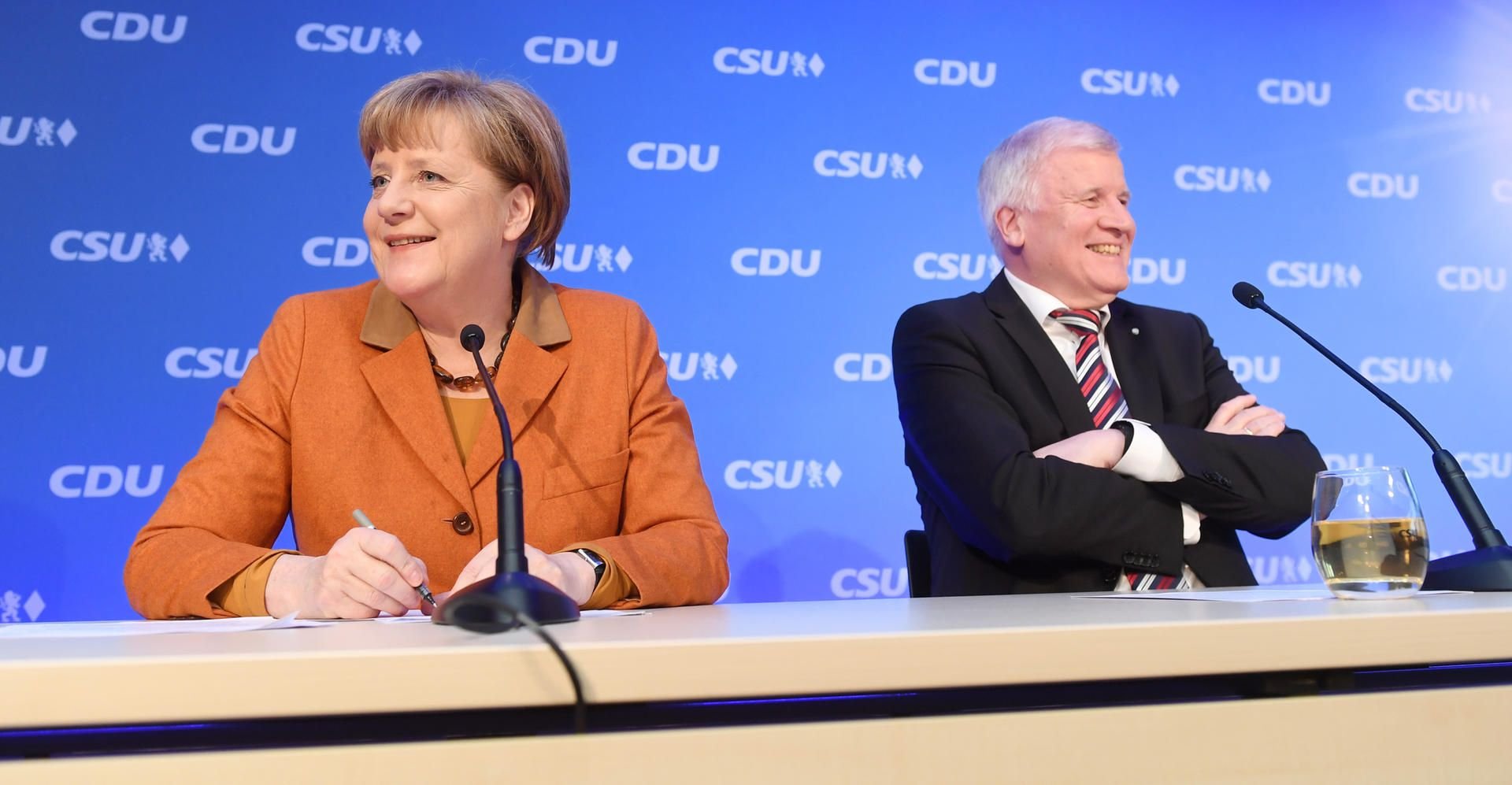 Bundeskanzlerin Angela Merkel (l.) und der bayerische Ministerpräsident Horst Seehofer nach dem Spitzentreffen von CDU und CSU