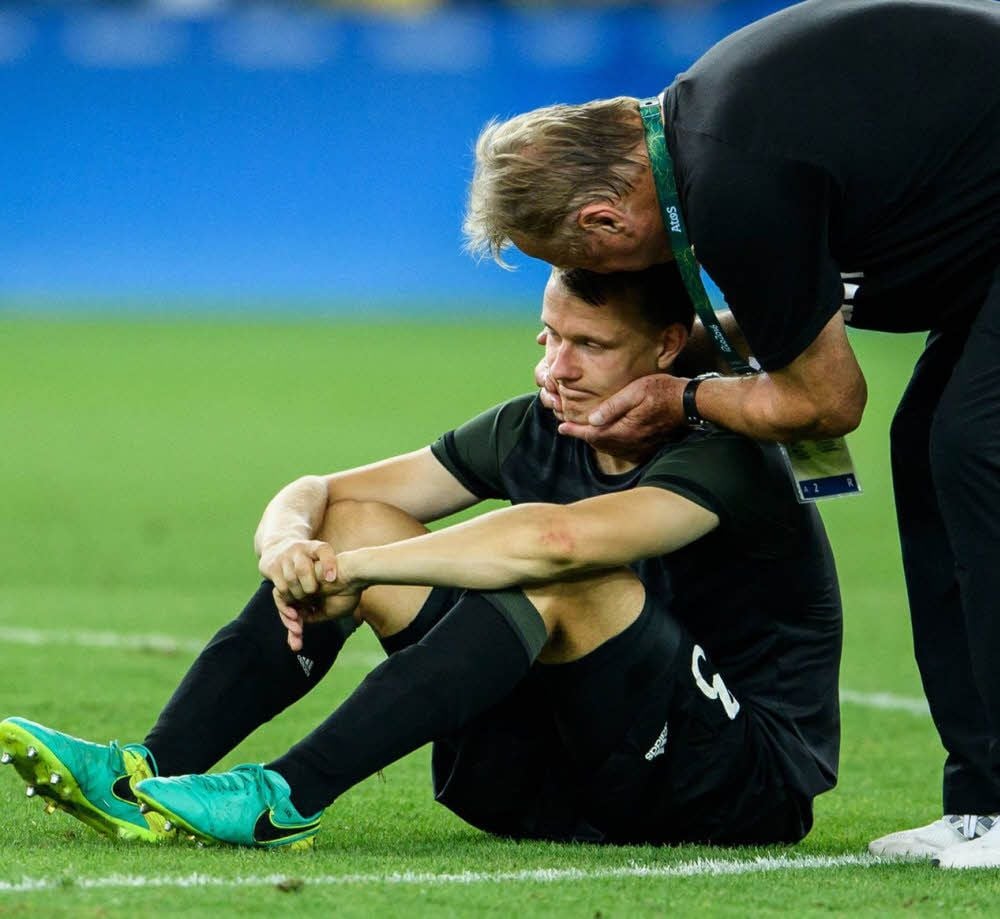 Nach der Final-Niederlage im olympischen Turnier tröstet Trainer Horst Hrubesch Lukas Klostermann.