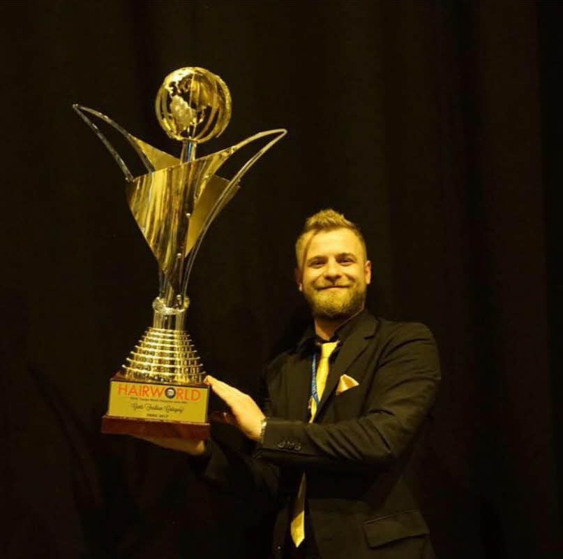 Paul Koegel mit dem riesigen, goldenen WM-Pokal bei der Siegerehrung in Paris.