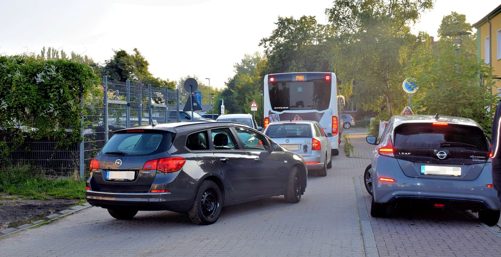 Kurz vor Unterrichtsbeginn herrschte gestern Morgen Verkehrschaos an der Einfahrt zur Buswendeschleife an der Europaschule Gymnasium Gommern. Teilweise hatten die Busfahrer Schwierigkeiten, zur Buswendeschleife zu gelangen. Die RBBs kontrollierten und ermahnten mehrere Schüler, die die Straßenverkehrsordnung missachteten.