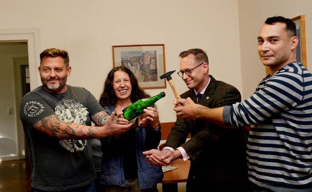 Mit dem Hammer der Flasche zu Leibe. Bei der 1. Zeitzer Wies’n spendeten Besucher für das Tierheim. Die Veranstalter zählen das Geld: Ronny Komor (links), Eva-Maria Bauer, OB Christian Thieme und Andreas Schröder.