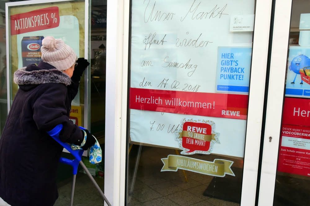 Noch sind die Türen verschlossen. Doch am Sonnabend macht der Rewe-Markt in der Beuditzpassage wieder auf.
