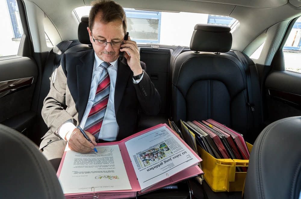 Typisch Frank Bannert: Selbst im Auto griff er zu den Ordnern. Der CDU-Politiker war ein Mann des Volkes, der kreuz und quer durch den Kreis reiste.