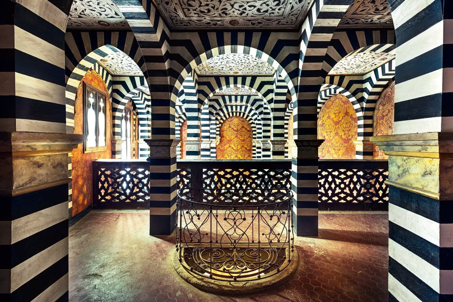 Folle: Nahezu jeder Raum trägt eine eigene Handschrift. Die hauseigene Kapelle ist der berühmten Kathedrale von Córdoba nachempfunden. In einem geschmückten Steinsarg ruhen noch heute die sterblichen Überreste des Grafen.