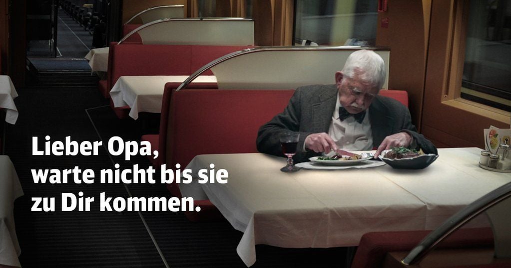 Teller voll, Nachbarplätze leer: So macht die Deutsche Bahn mit dem traurigen Edeka-Opa Werbung.