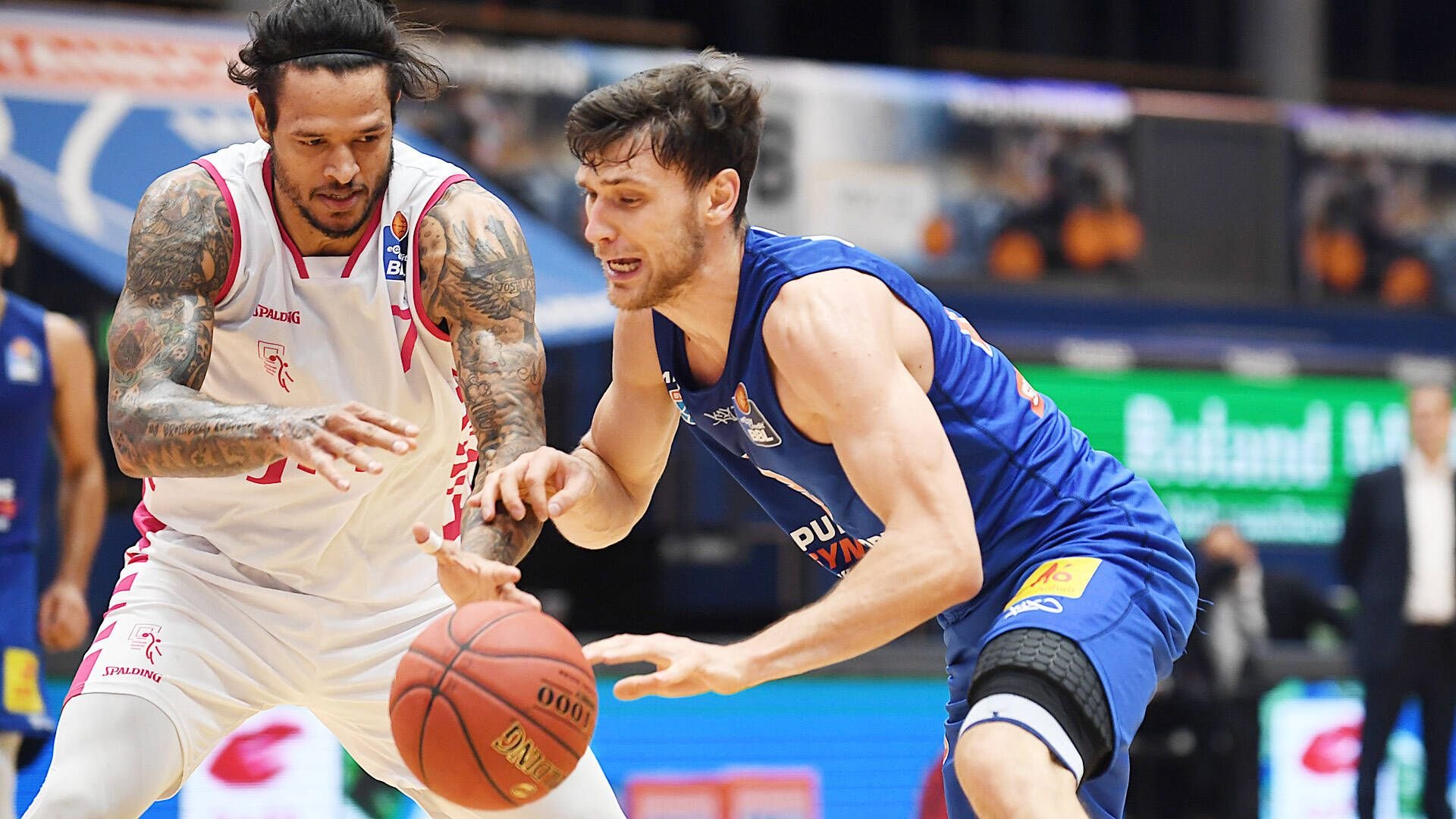 Zweikampf um den Ball zwischen Michal Michalak (MBC Weissenfels, re.) und Chris Babb (Guard Bonn, li.).
