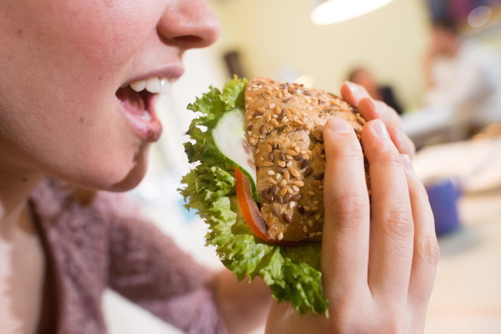 Nur Vollkorn ist gesund - aber nicht jedes dunkle Brötchen mit Körnern enthält auch tatsächlich Vollkorn.