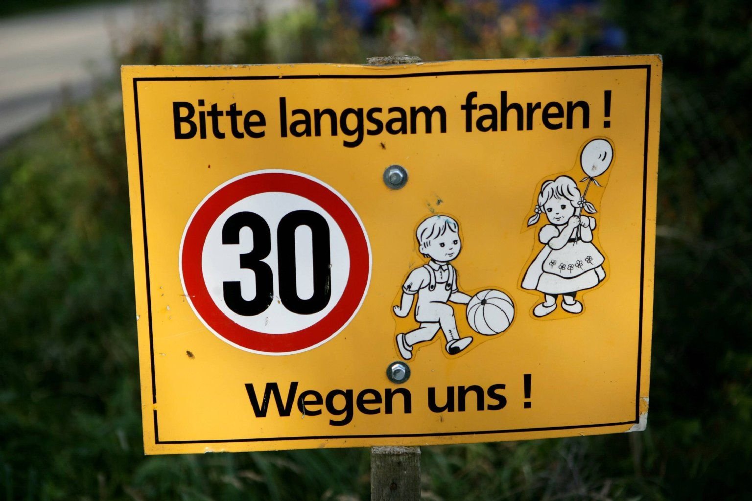 Gerade in Wohngebieten mit vielen Kindern hängen Eltern gerne selber Straßenschilder auf.