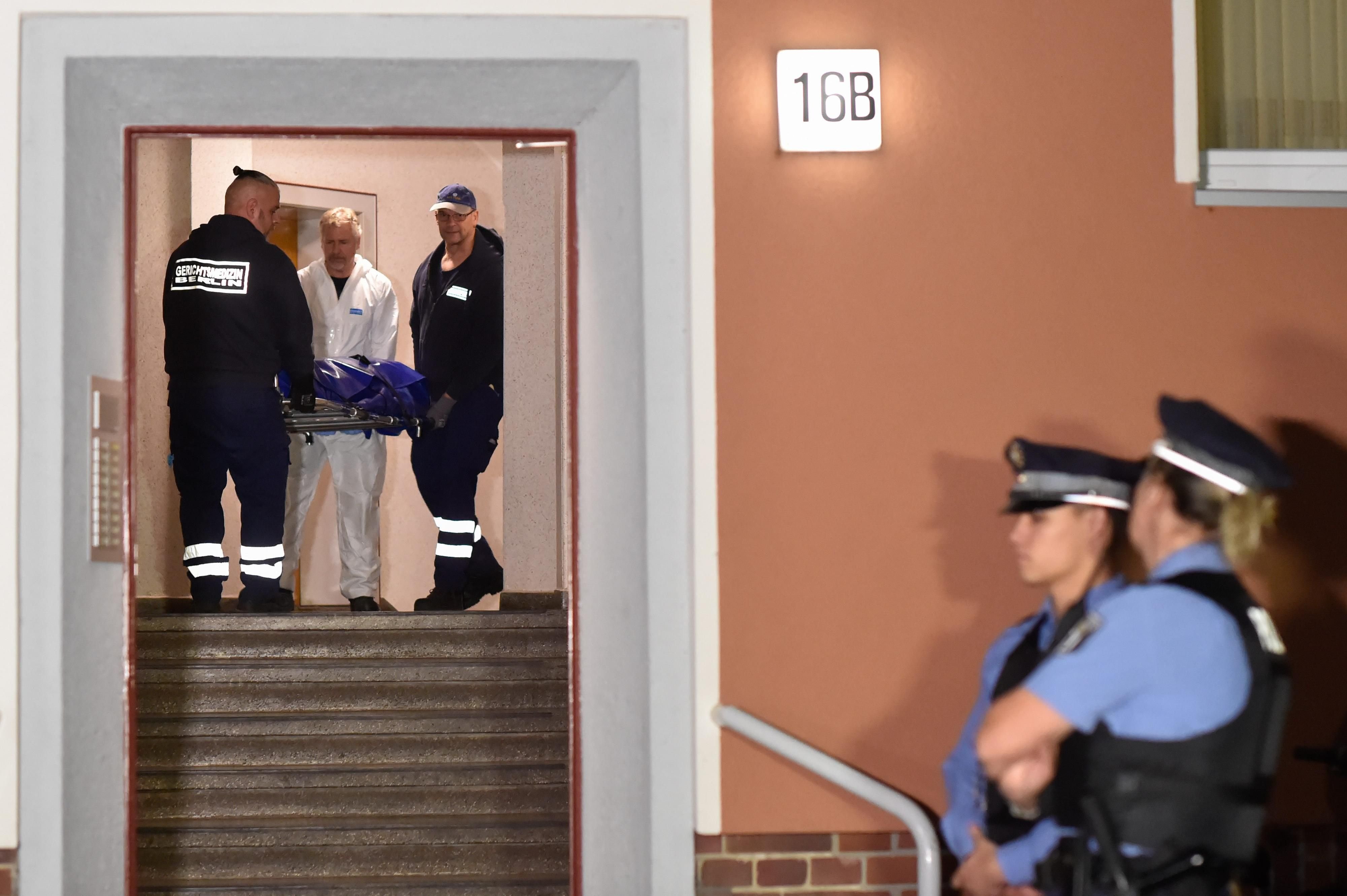 Mitarbeiter der Gerichtsmedizin tragen am 19.09.2016 in Berlin im Wohnhaus des Piratenpolitikers Gerwald Claus-Brunner einen Leichnam durch das Treppenhaus.