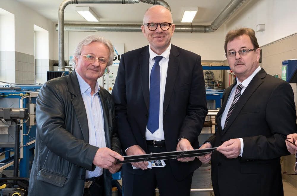 Mol-Gründer Jürgen Koppe, der niederländische Regionalminister Twan Beurskens und Landrat Frank Bannert im Labor von Mol