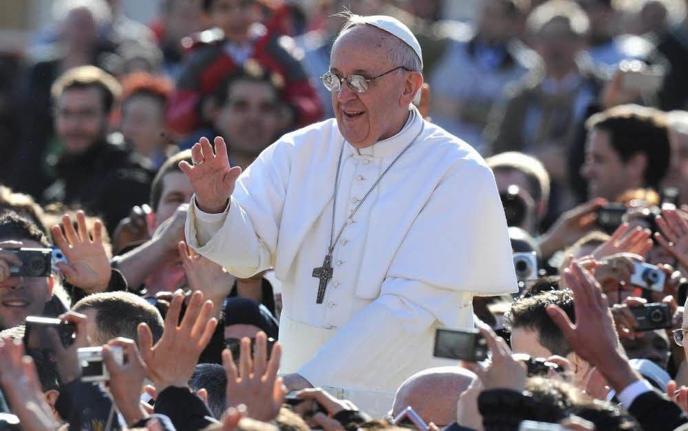 Keine Berührungsängste: Papst Franziskus auf dem Petersplatz.