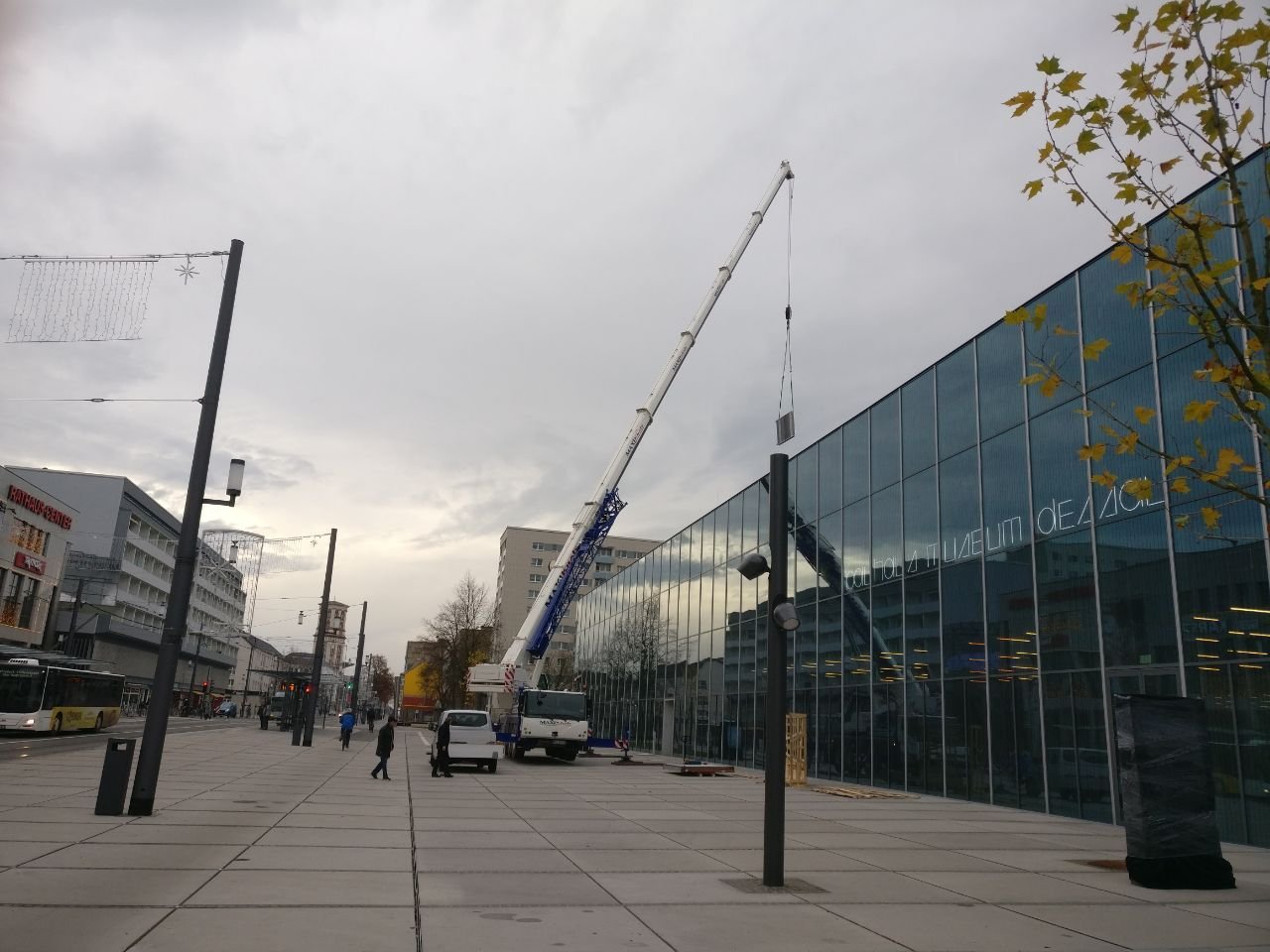 Am Mittwoch stand ein Kran vor dem neuen Bauhaus Museum in Dessau.