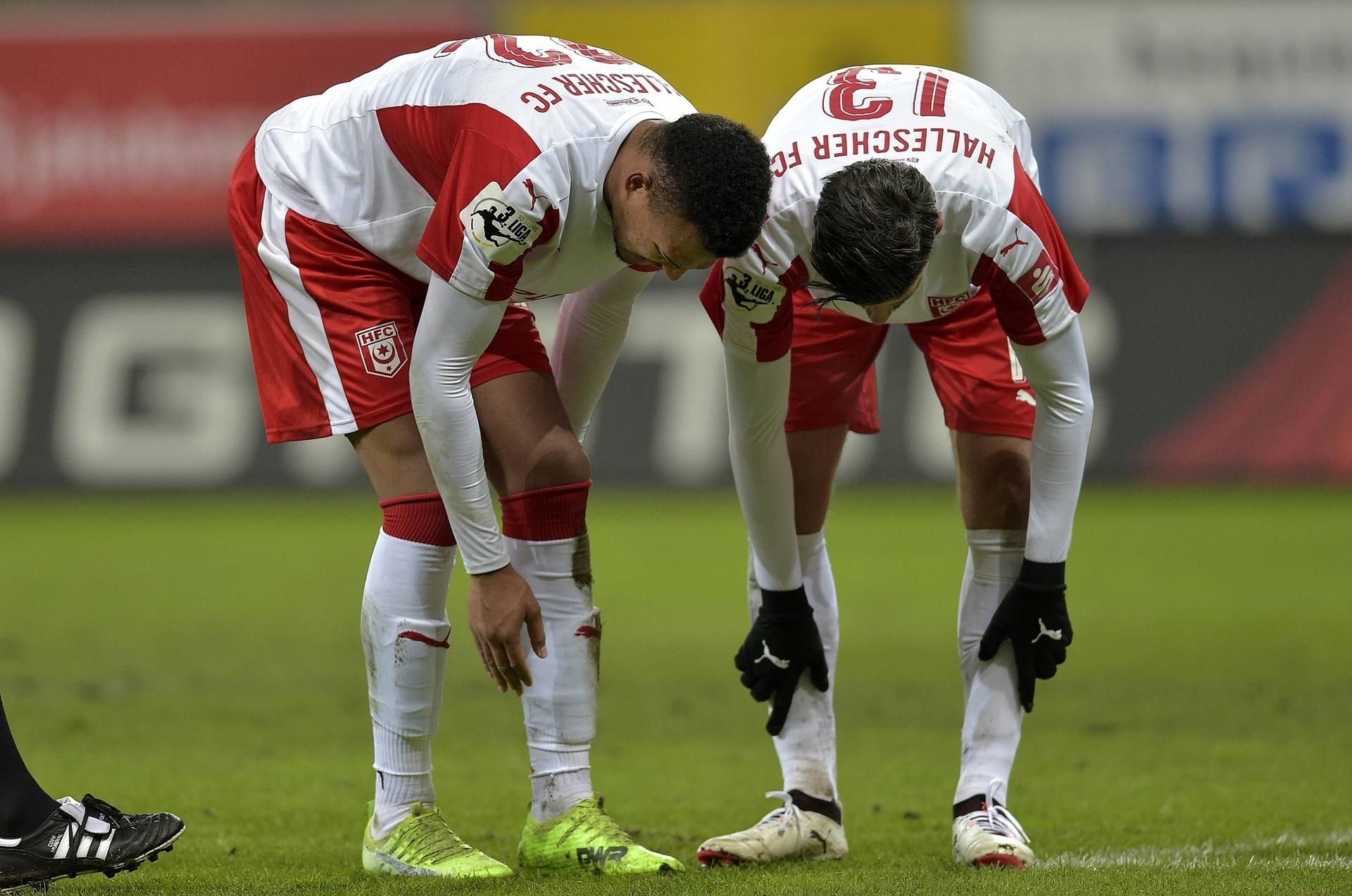Auf der (vergeblichen) Suche nach dem zweiten Sieg in Folge: Halles Marvin Ajani (l.) und Stefan Kleineheismann.