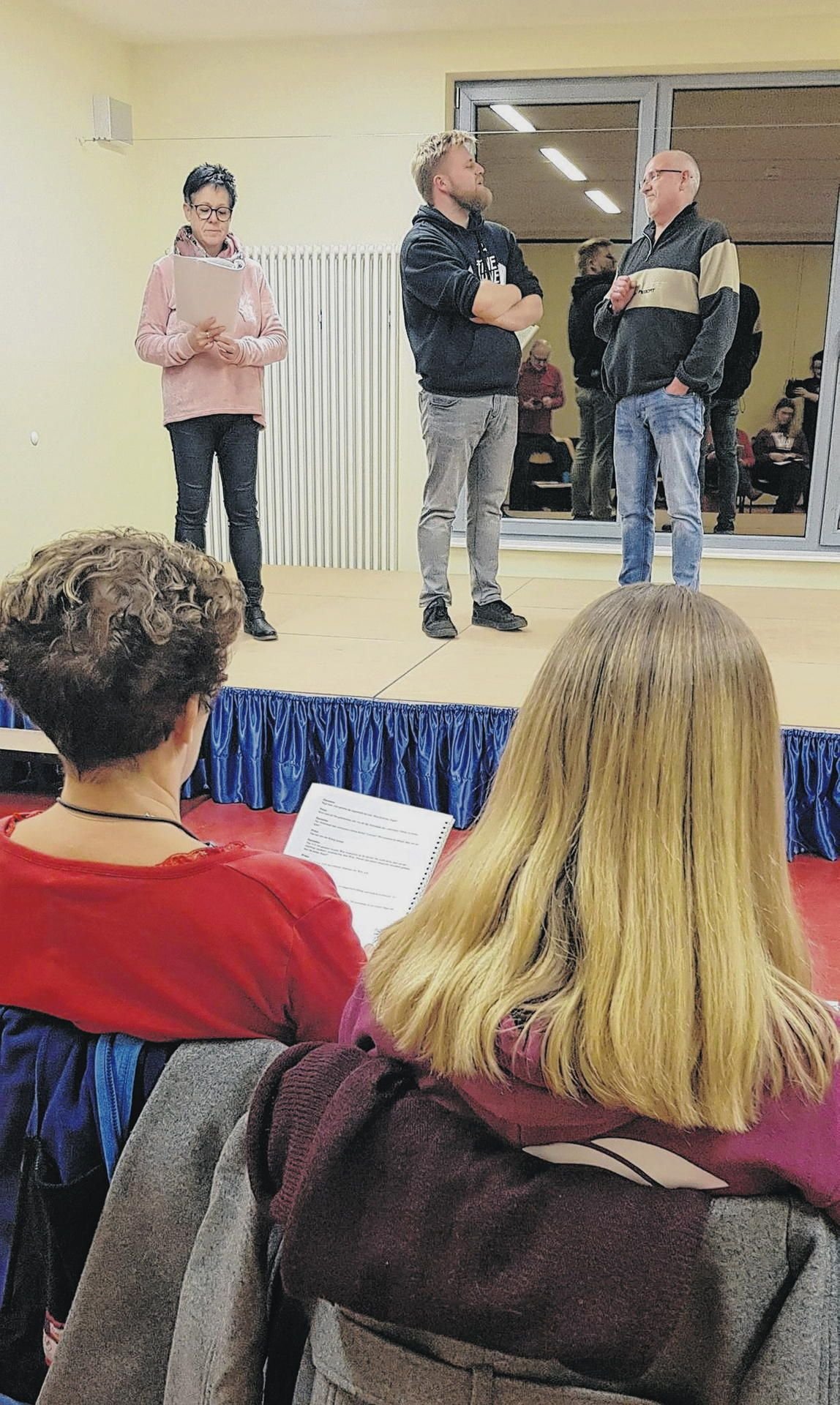 Uta Zacharias, Fabian Erdmann und Peter Imkamp (r.) von den Harzgeröder Schlossgeistern proben für die Aufführung des Stückes „Ophelia und die Schublade vom verlorenen Glück“.