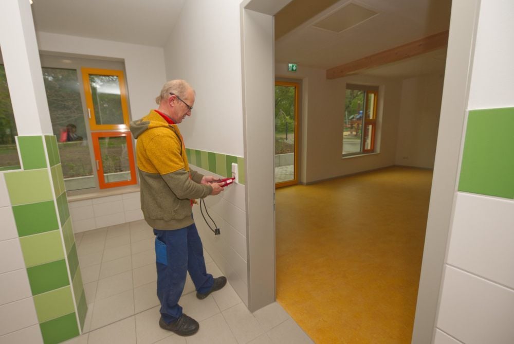 Letzte Arbeiten in den Räumen des neuen Anbaus der Kindertagesstätte: Reiner Kaps von der Firma Elektrotechnik Quedlinburg beim Stromprüfen.