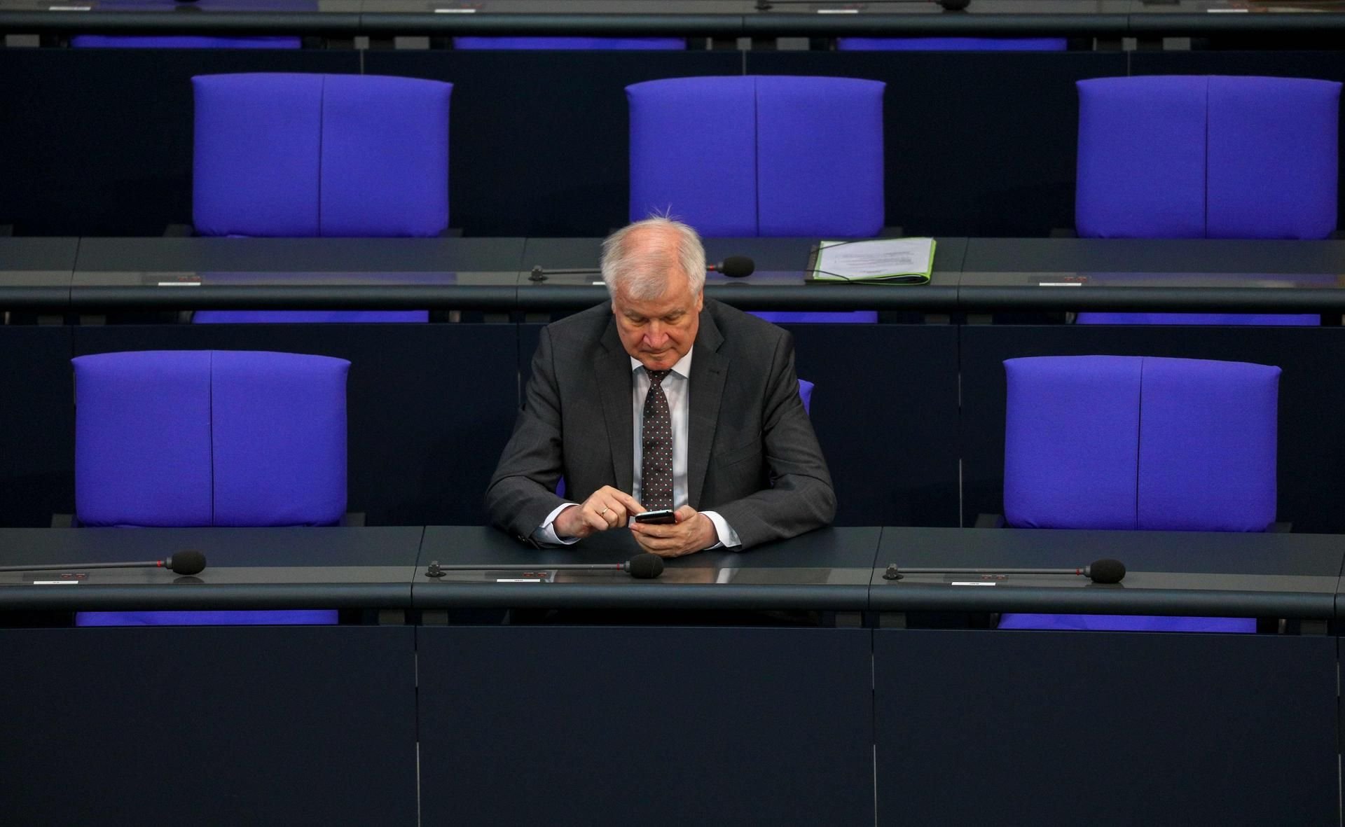 Horst Seehofer wartet auf den Beginn der Sitzung