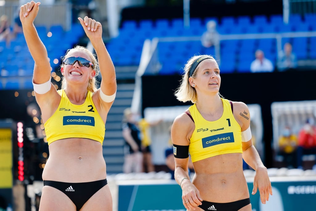 Laura Ludwig (r) und Leonie Körtzinger jubeln nach dem Matchgewinn.