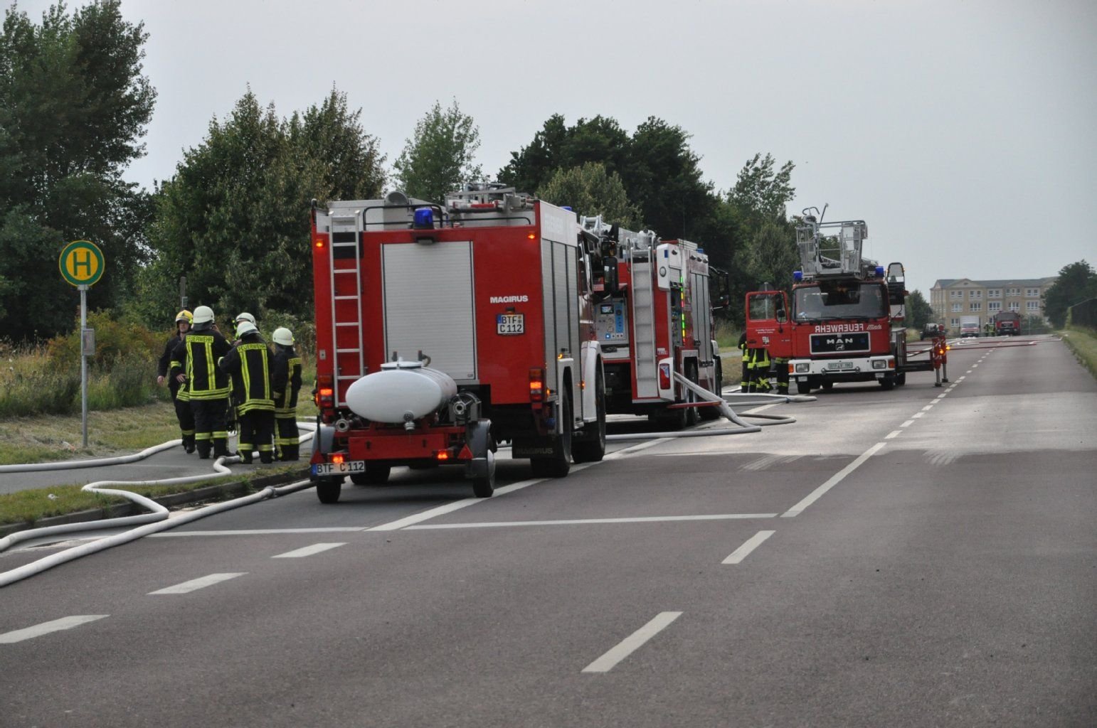 Einsatzkräfte der Feuerwehr in Bitterfeld