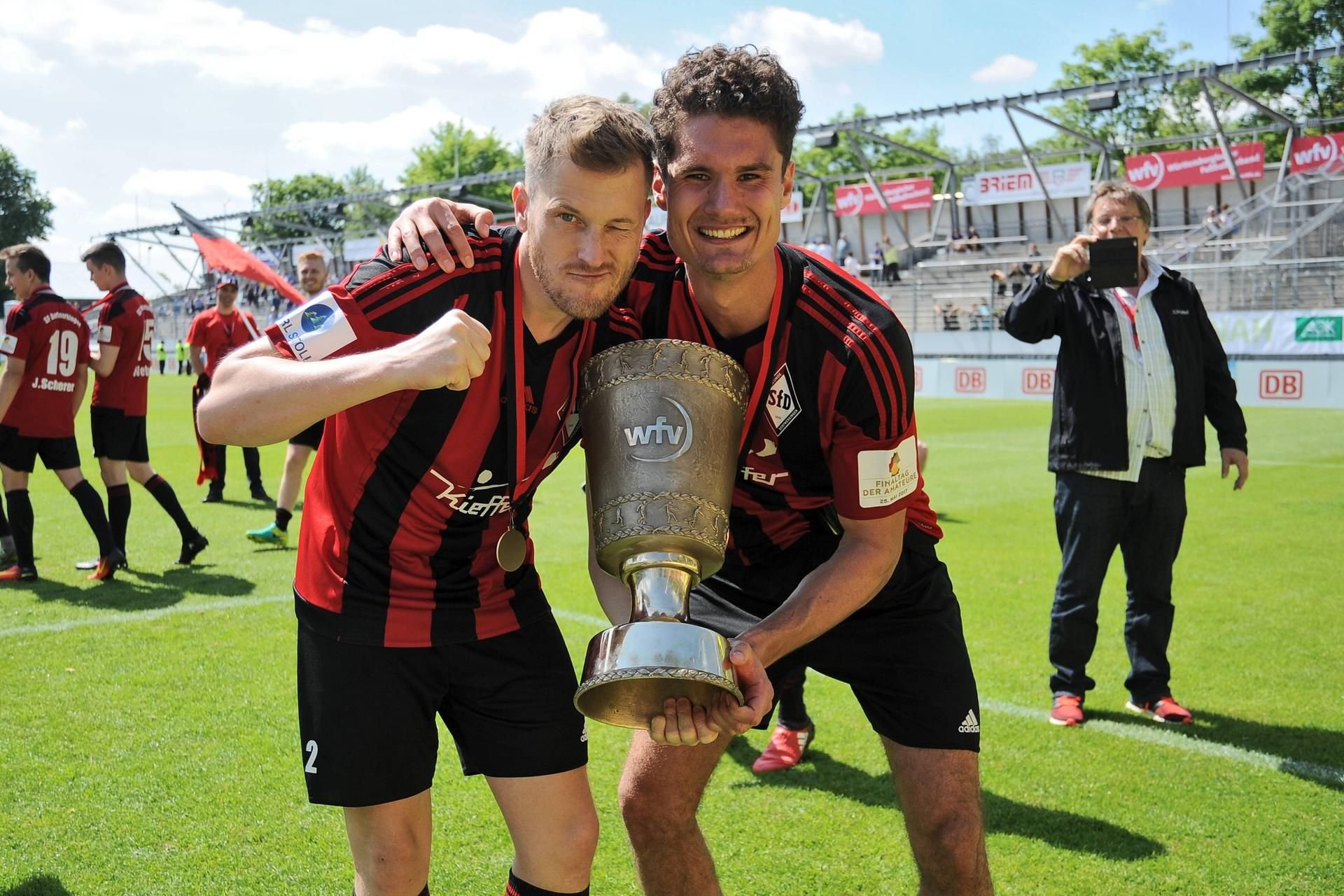 Die Spieler der Sportfreunde Dorfmerkingen feiern den Gewinn des Landespokals.