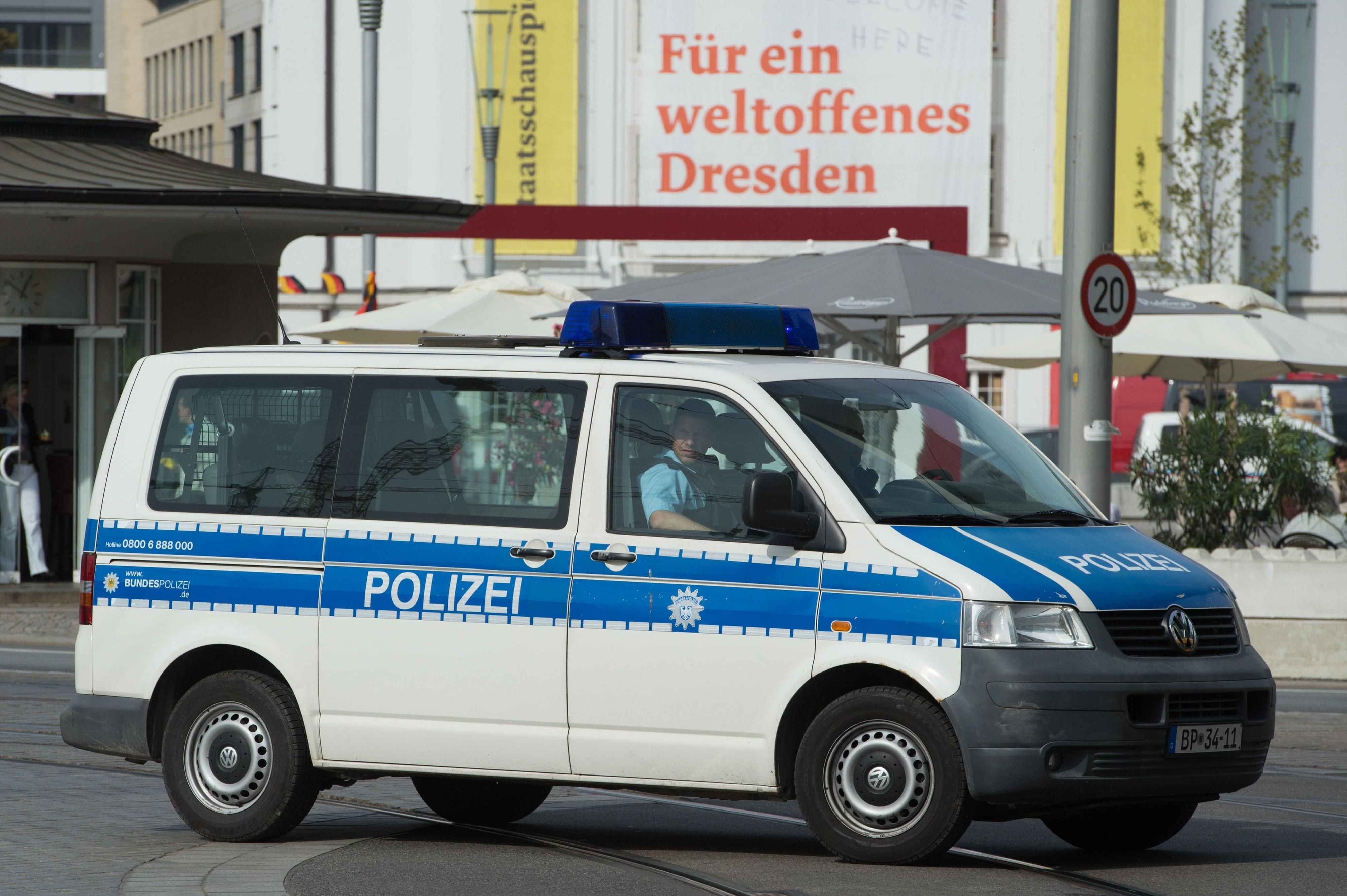 In Dresden werden die letzten Vorbereitungen für den Tag der Deutschen Einheit getroffen. Nach den Sprengstoffanschlägen ist die Polizei besonders aufmerksam.