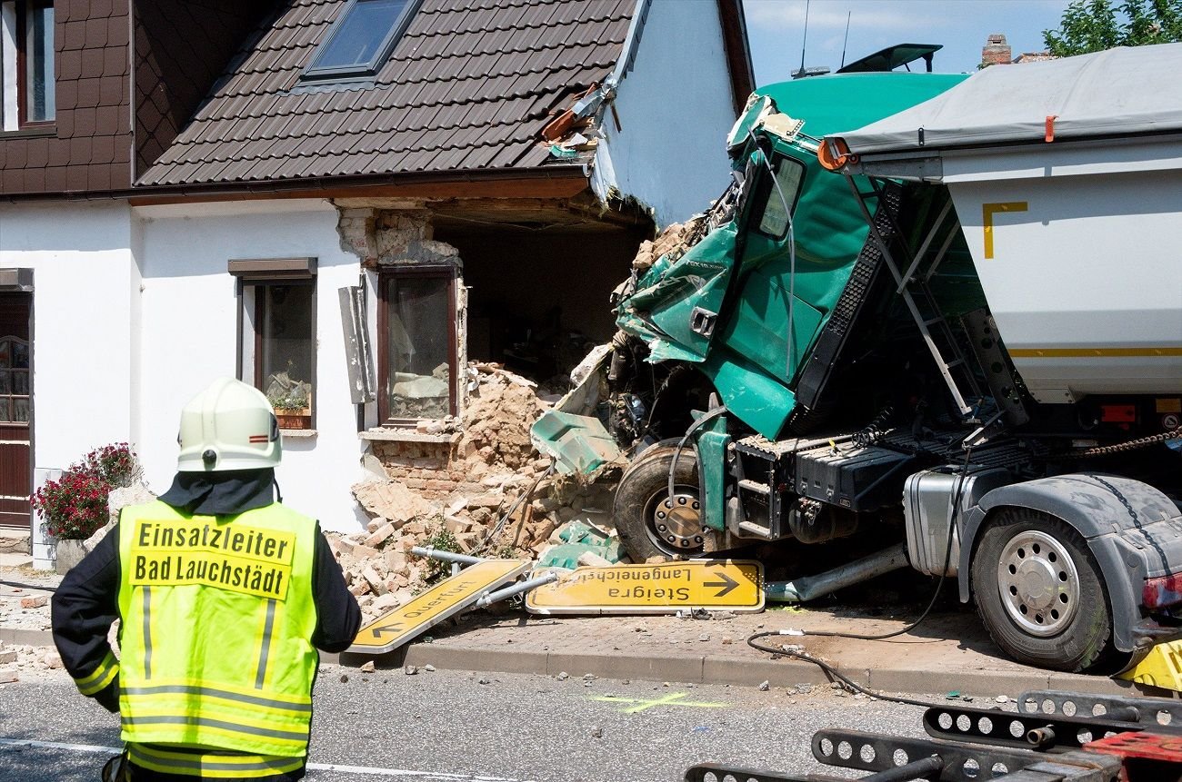 Am 25. Mai verunglückte ein Lkw-Fahrer und fuhr in ein Haus in Schafstädt.