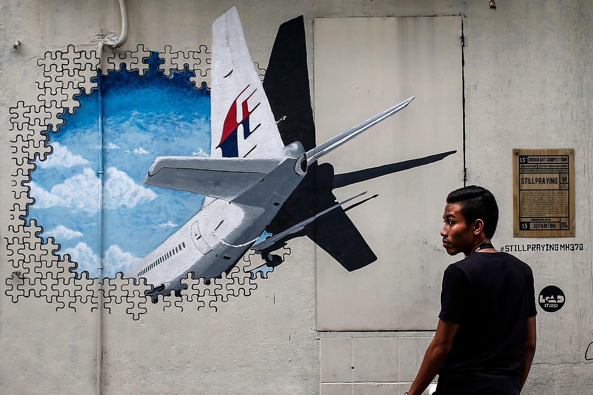 Ein Wandgemälde in Kuala Lumpur zeigt das Flugzeug des verschwundenen Malaysia-Airlines-Fluges MH370.