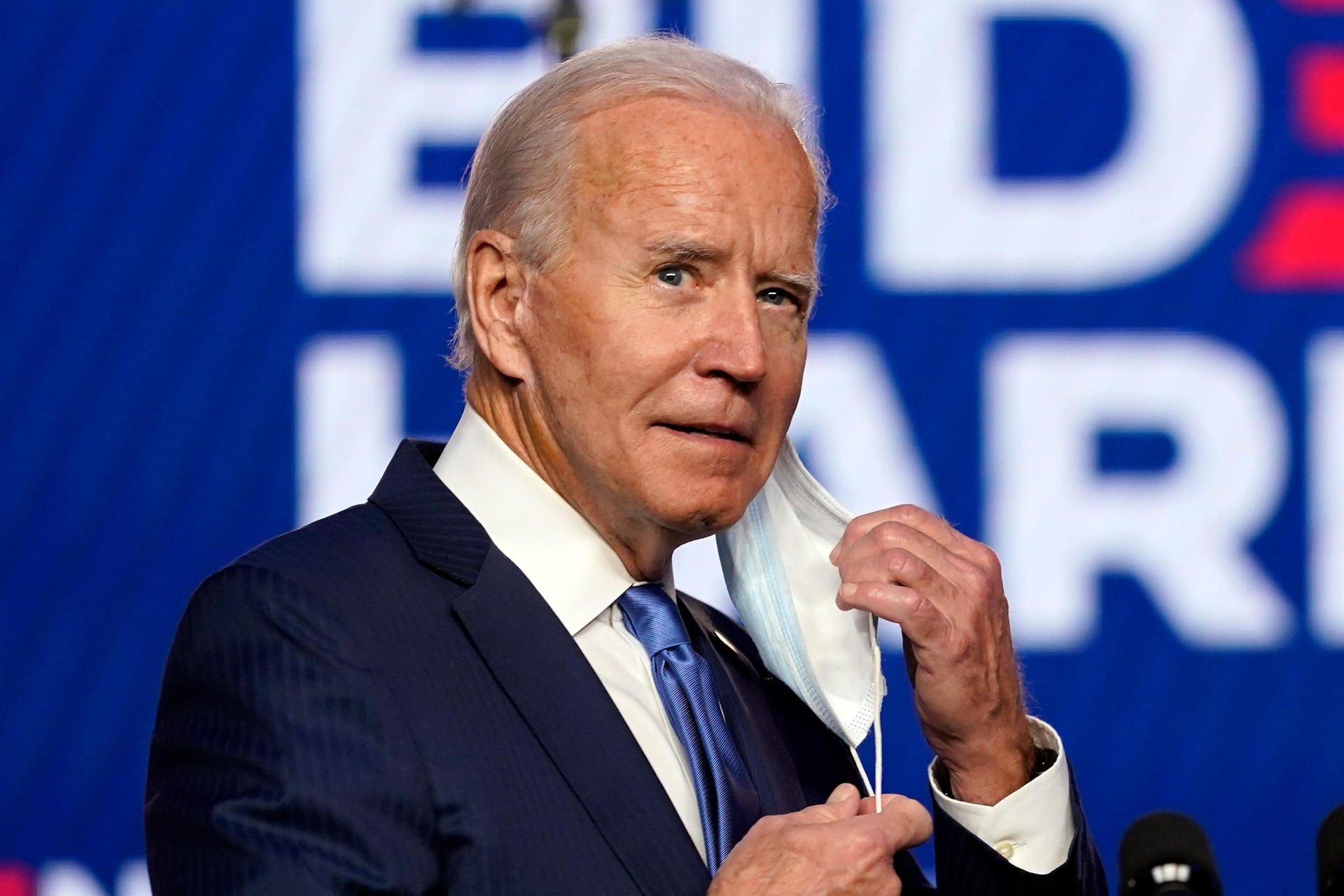 Joe Biden, Präsidentschaftskandidat der Demokraten und ehemaliger Vizepräsident, kommt zu einer Ansprache und nimmt sich den Mund-Nasen-Schutz ab.