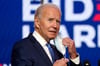Joe Biden, Präsidentschaftskandidat der Demokraten und ehemaliger Vizepräsident, kommt zu einer Ansprache und nimmt sich den Mund-Nasen-Schutz ab. 