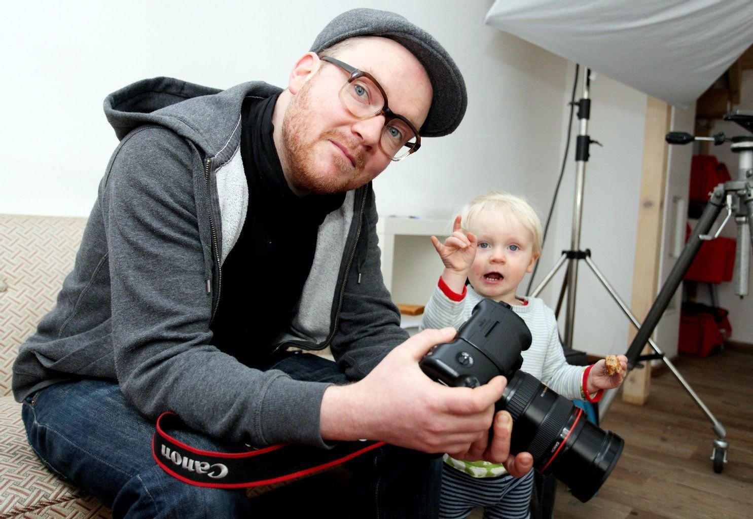 Auch Sohnemann Immo fühlt sich bereits in dem kleinen Studio von Fotograf Matthias Ritzmann pudelwohl.