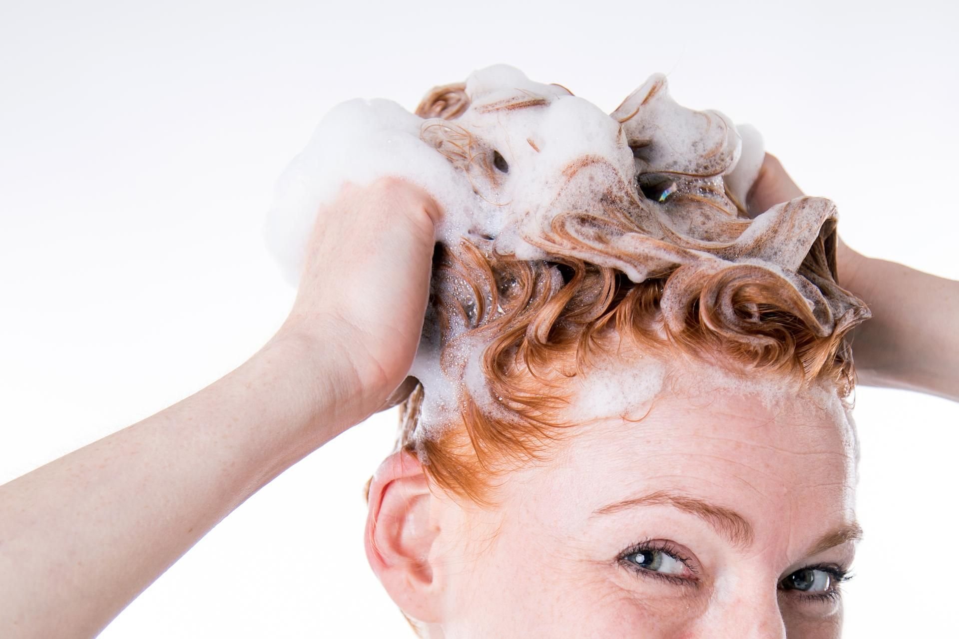 Spülungen machen das Haar weich und schützen vor Föhnhitze.