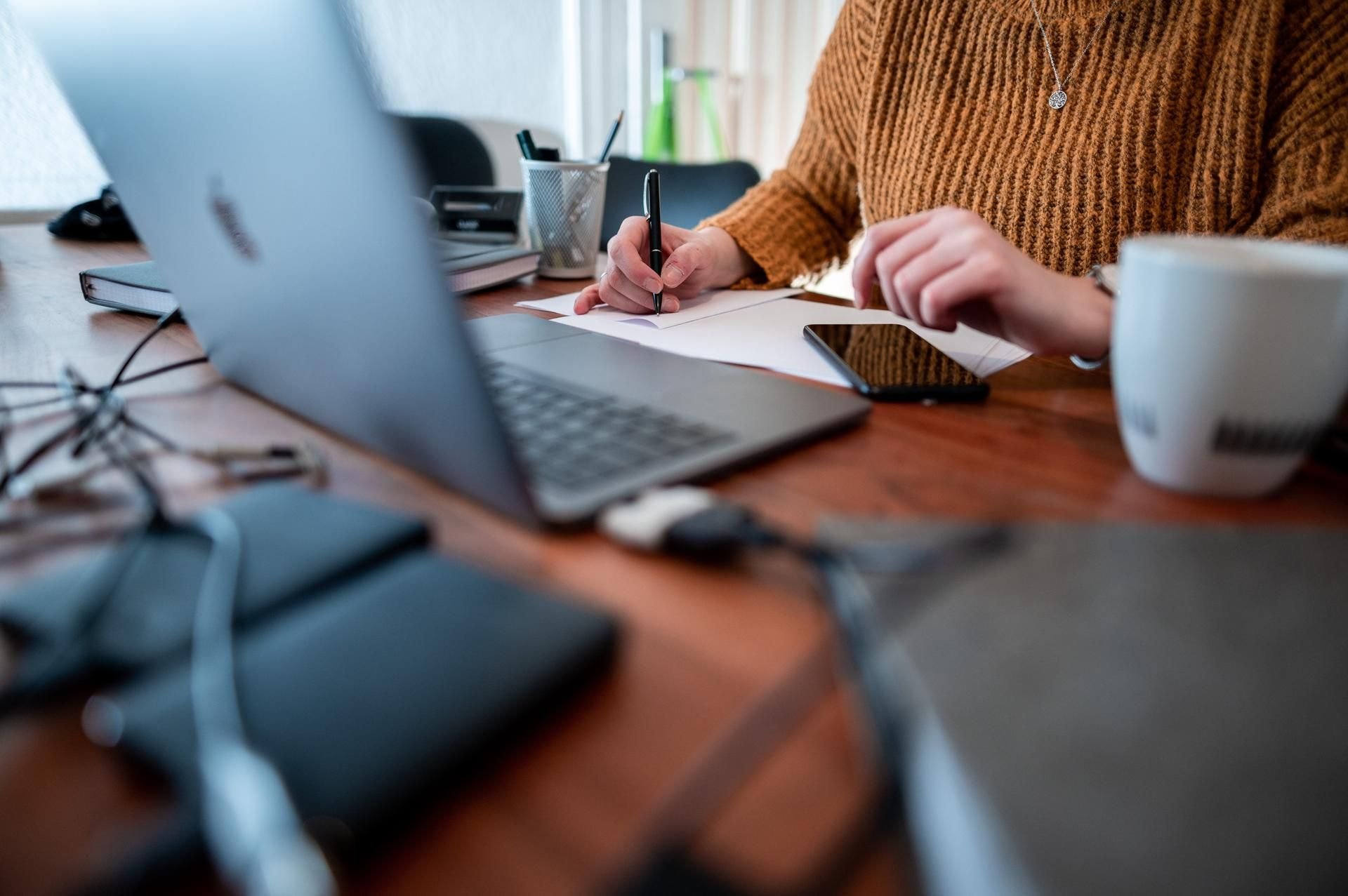 Eine Frau arbeitet während der Corona-Pandemie im Homeoffice. Die Politik hat beschlossen, dass das mobile Arbeiten noch stärker ermöglicht werden soll. (Symbolbild)