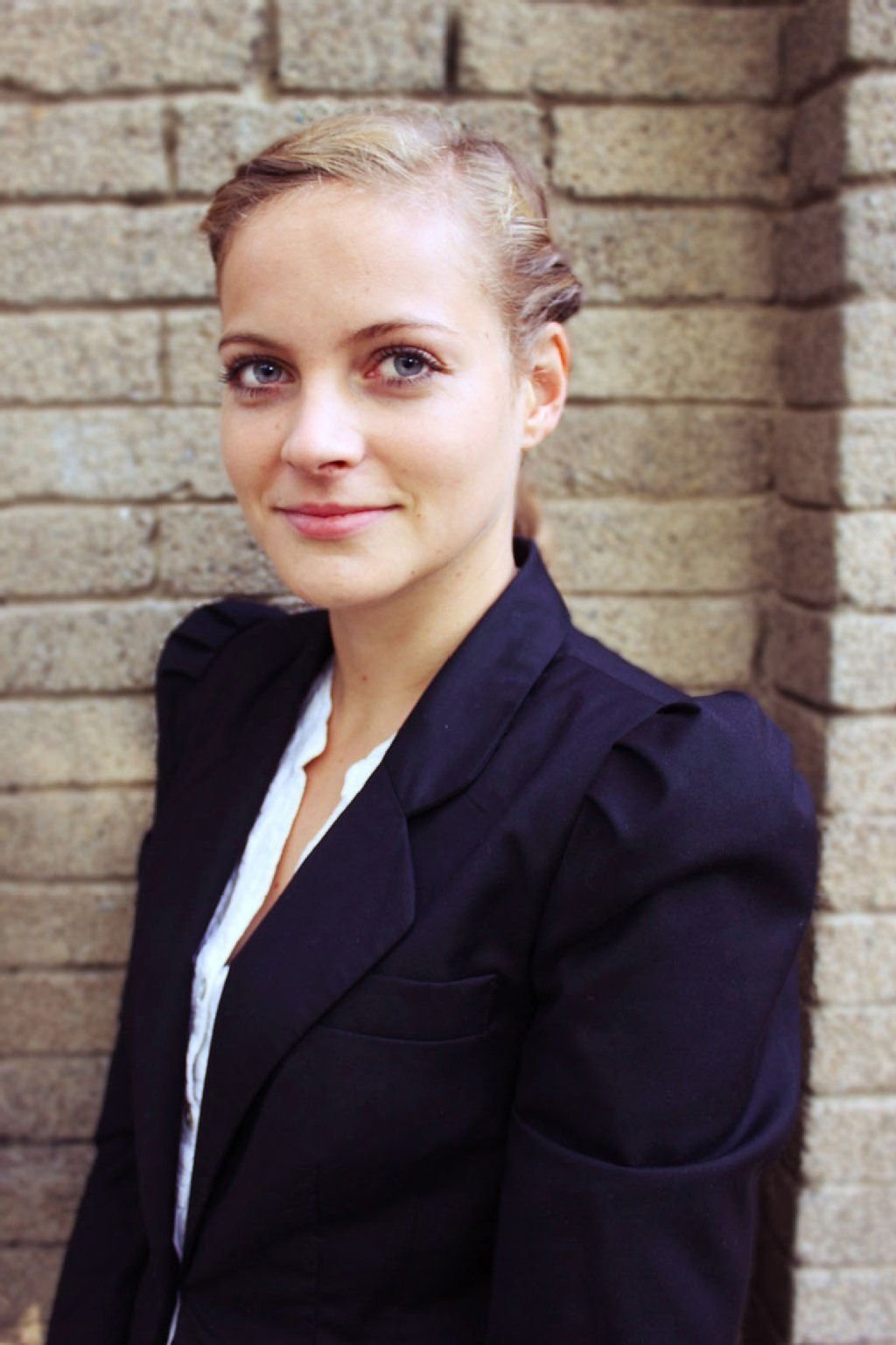 Laura-Louise Scheller braucht jeden Tag eine Stunde bis ins Büro. Sie nutzt die Zeit in Tram und Bahn zum Lesen.