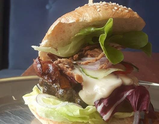 Frisch und lecker: Ein Burger von Tischmanns am Steintor.