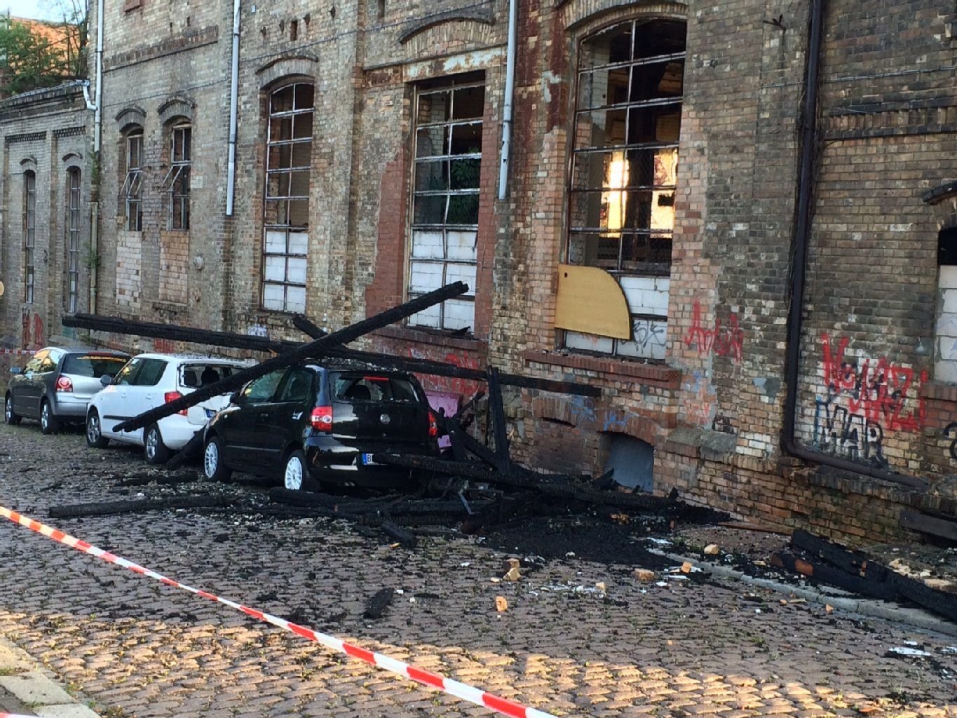 Parkende Autos sind bei dem Brand in der Alten Brauerei beschädigt worden.