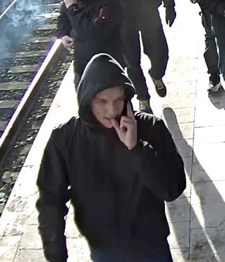 Die Polizei sucht nach diesem Fan des 1. FC Magdeburg.