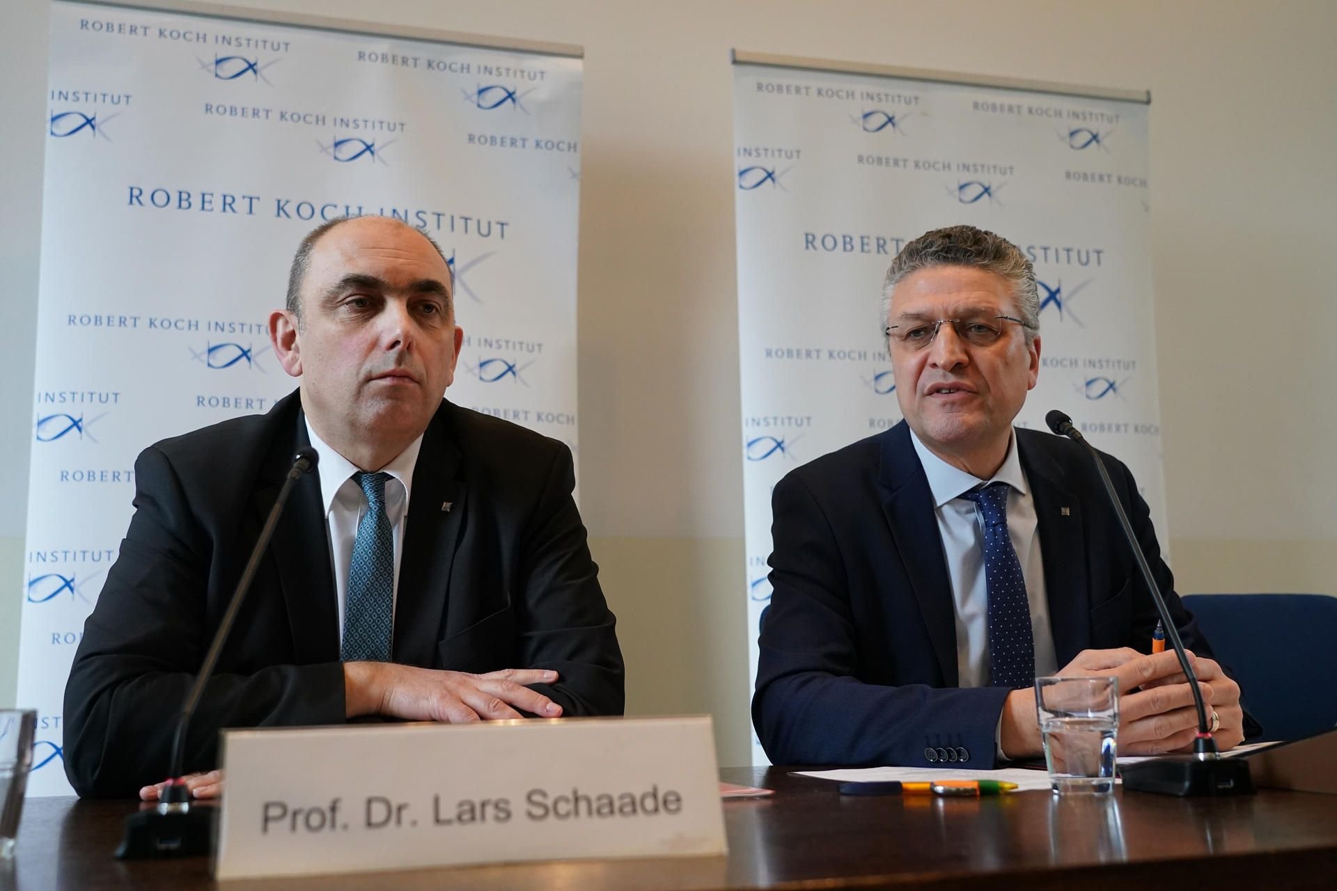 Lothar Wieler (r.) und Lars Schaade vom Robert-Koch-Institut
