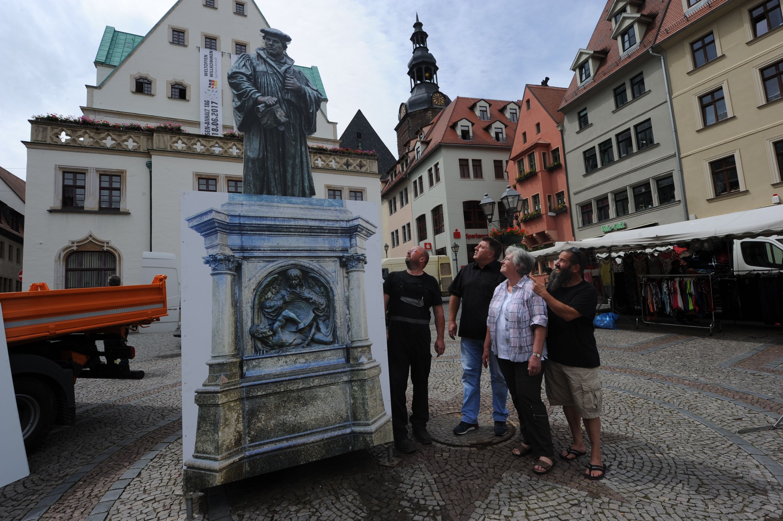Nun steht ein vorläufiger Ersatz für das Lutherdenkmal auf dem Eisleber Markt.