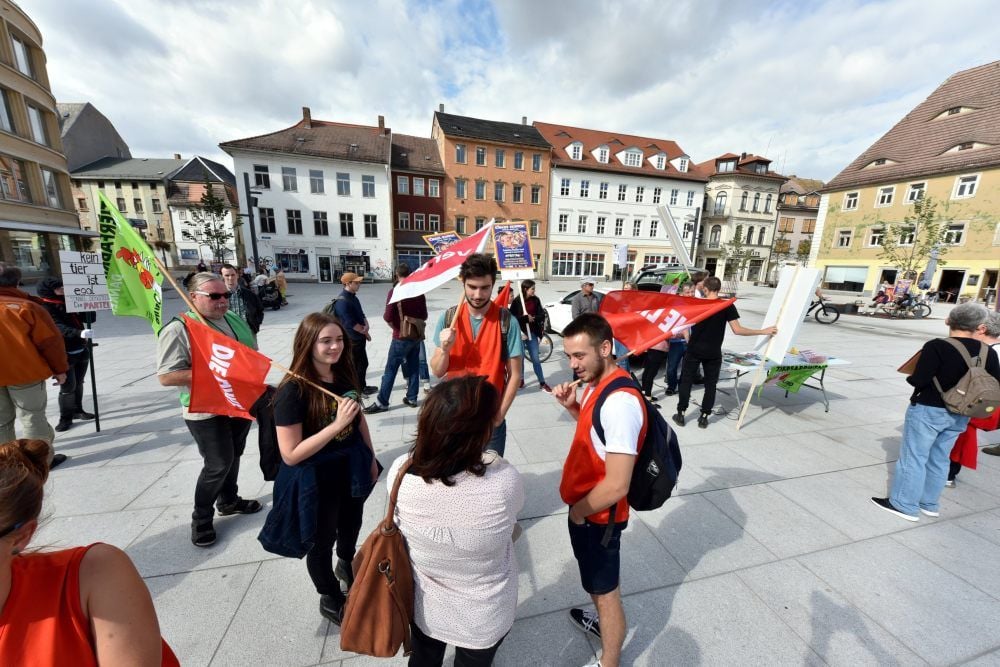 Vertreter verschiedener Initiativen, Organisationen und Parteien demonstrieren auf dem Weißenfelser Marktplatz gegen den Schlachtbetrieb Tönnies.