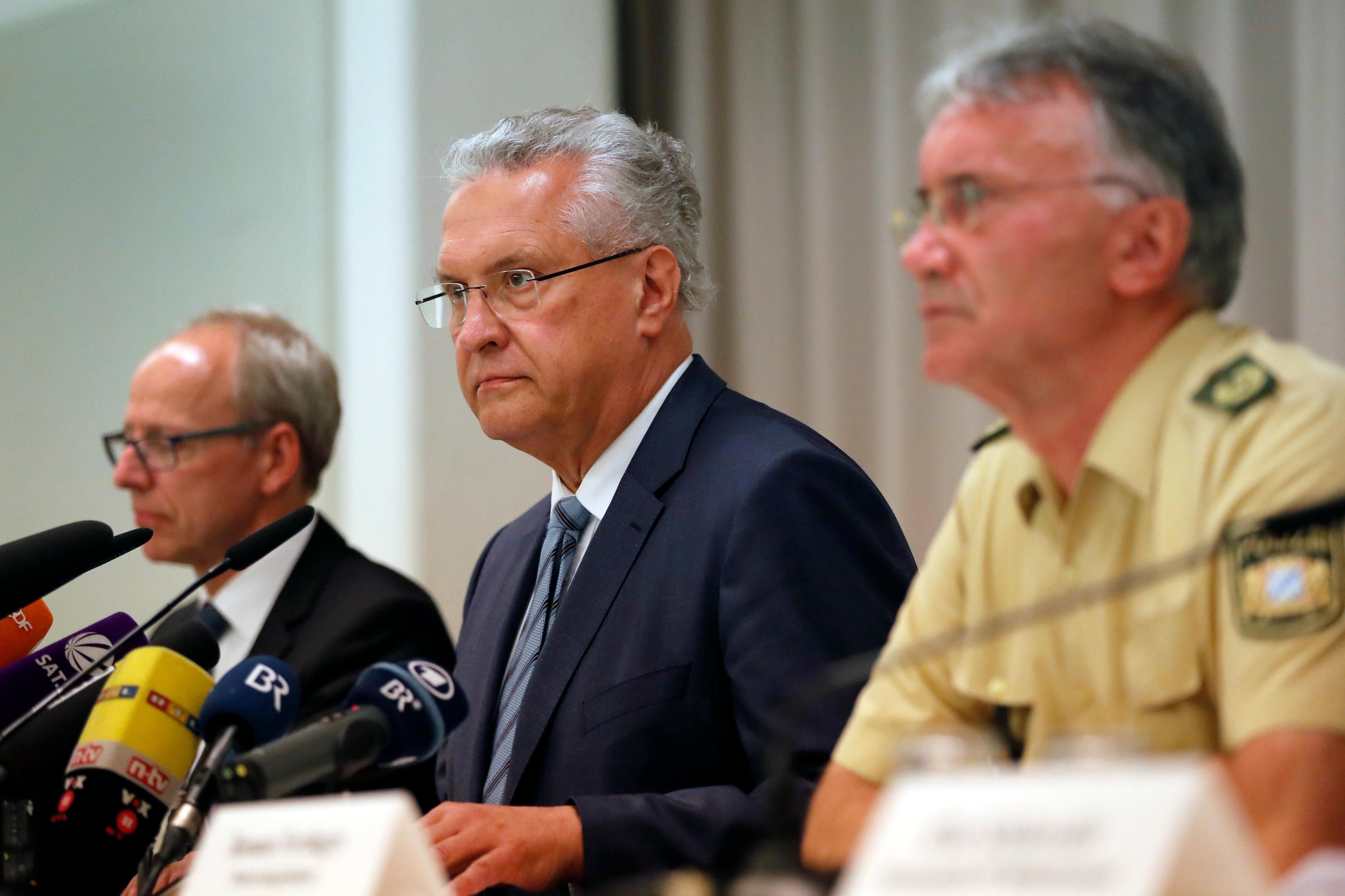 Bayerns Innenminister Joachim Herrmann gab noch in der Nacht eine Pressekonferenz zum Stand der Ermittlungen.