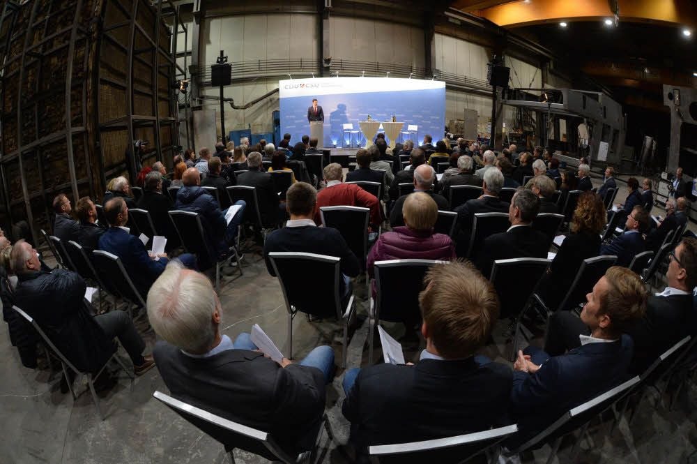 Podium in ungewöhnlicher Kulisse, in der Halle bei A.T.A Anlagentechnik in Aschersleben