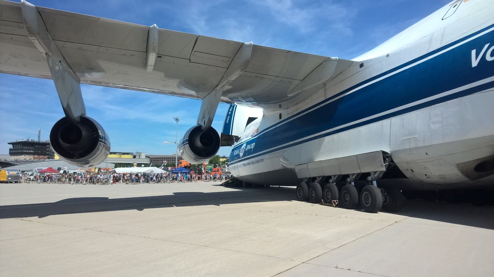Die Antonov 124 auf dem Flughafenfest in Schkeuditz.