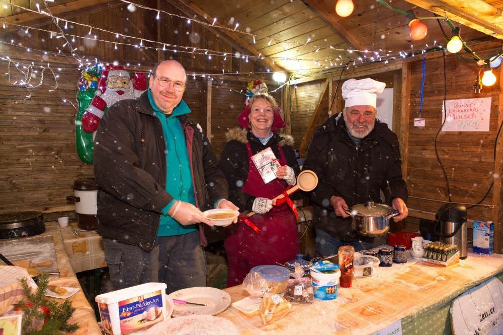 Karsten Günther, Dagmar Gliesche und Sigfried Kutschik (v.l.) waren auf dem Weihnachtsmarkt dabei.