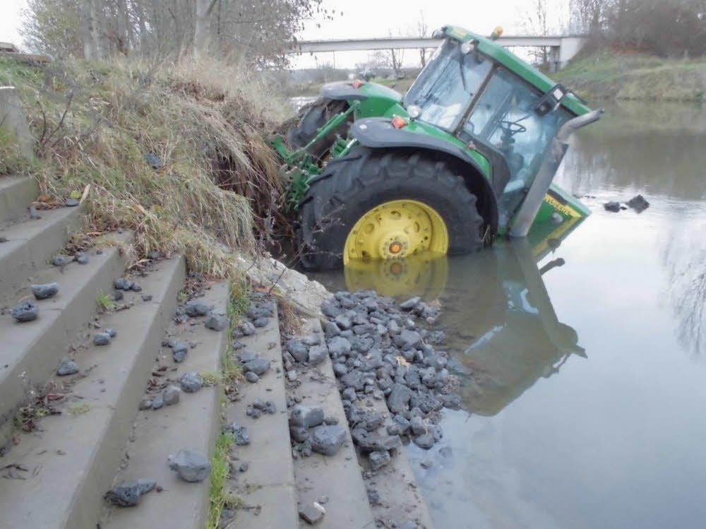 Die Wahnsinnstour mit dem gestohlenen Traktor fand 2015 in der Unstrut ihr Ende. Unbekannte hatten die Zugmaschine in der Agrargenossenschaft Burgscheidungen entwendet, waren damit über Karsdorf, Steigra, Zingst und Reinsdorf nach Nebra gekurvt und richteten immensen Schaden an.