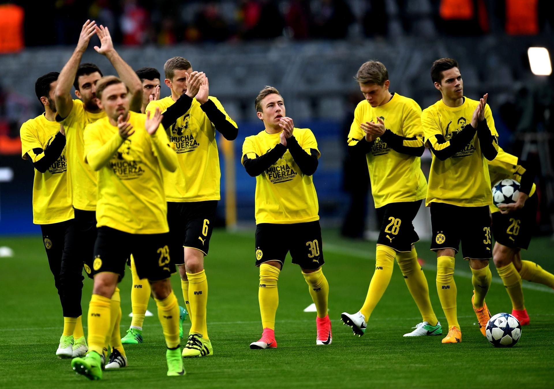 Zum Aufwärmprogramm liefen die BVB-Spieler in gelben Shirts mit dem aufgedruckten Gesicht des beim Anschlag verletzten Innenverteidigers Marc Bartra und dem Schriftzug „Mucha Fuerza“ (zu deutsch: viel Kraft) auf.
