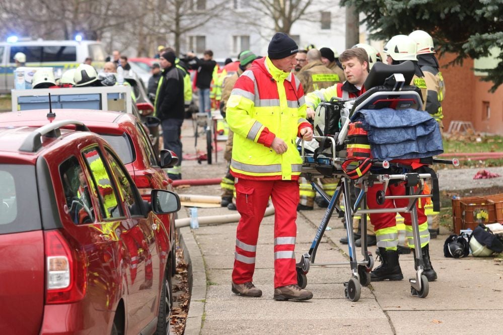 Die Rettungsdienste sind mit 32 Mitarbeitern im Einsatz.